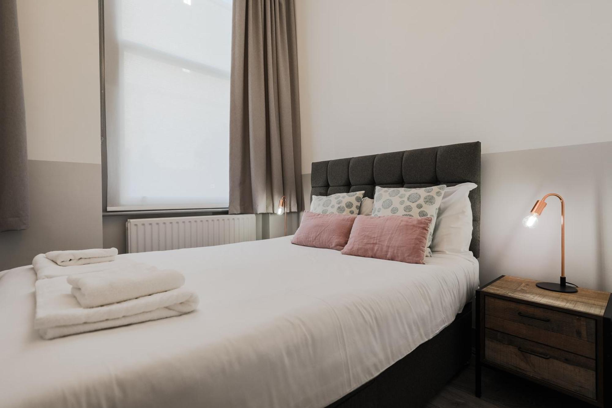Modern Kensington Apartments London Room photo